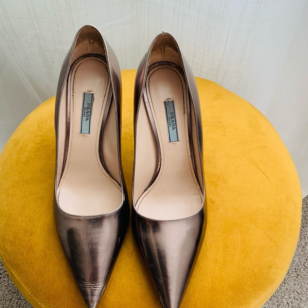 🔥 FREE w PURCHASE 🔥 Authentic Prada Metallic Pewter Pointed Toe Pumps 39.5 - Picture 3 of 9
